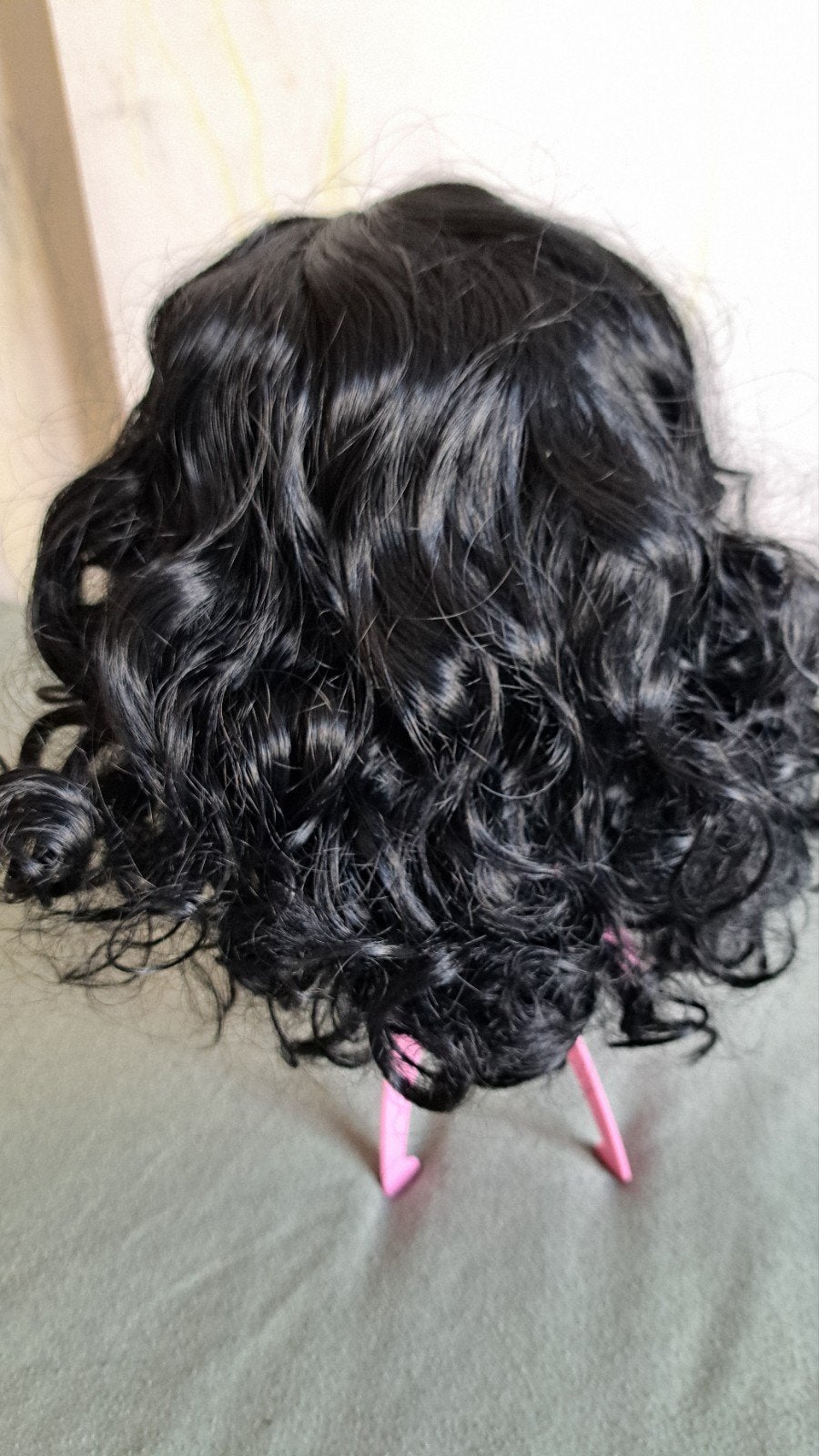 Zwarte krullende pruik met gratis wig cap, Ophalen of Verzenden