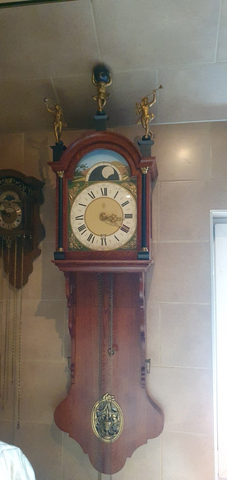 Antieke wandklok met maanfase en decoratieve figuren, Ophalen