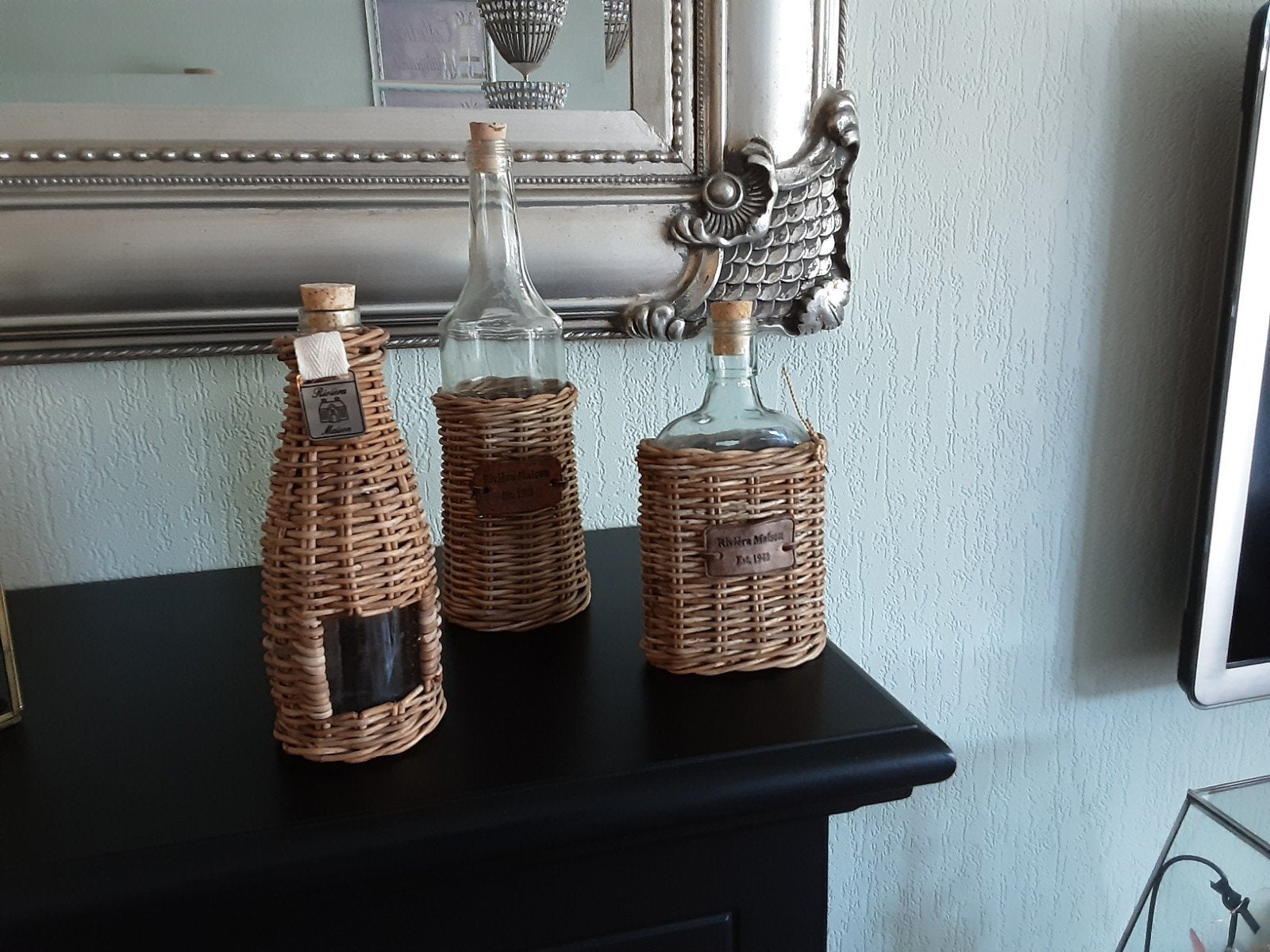 Decoratieve RIVIERA Maison flessen met rieten omhulsel - Set, Gebruikt, Met patroon/structuur, Transparant, Ophalen of Verzenden