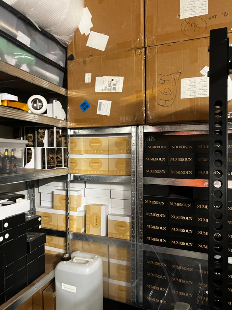 Gratis ophalen  Hele inboedel bedrijf huisparfums te koop, Ophalen, Nieuw