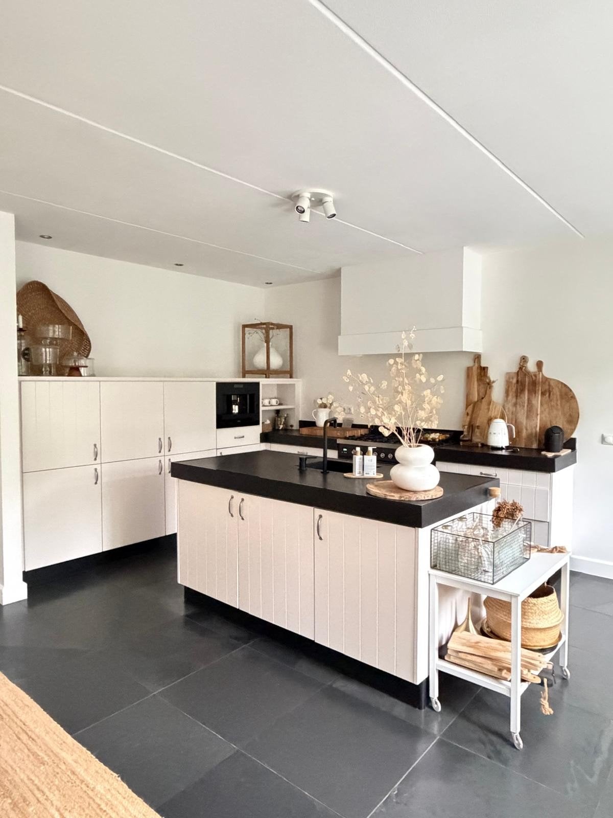 Moderne keuken met spoeleiland en inbouwapparatuur, Ophalen, Gebruikt, Wit, Hoekkeuken