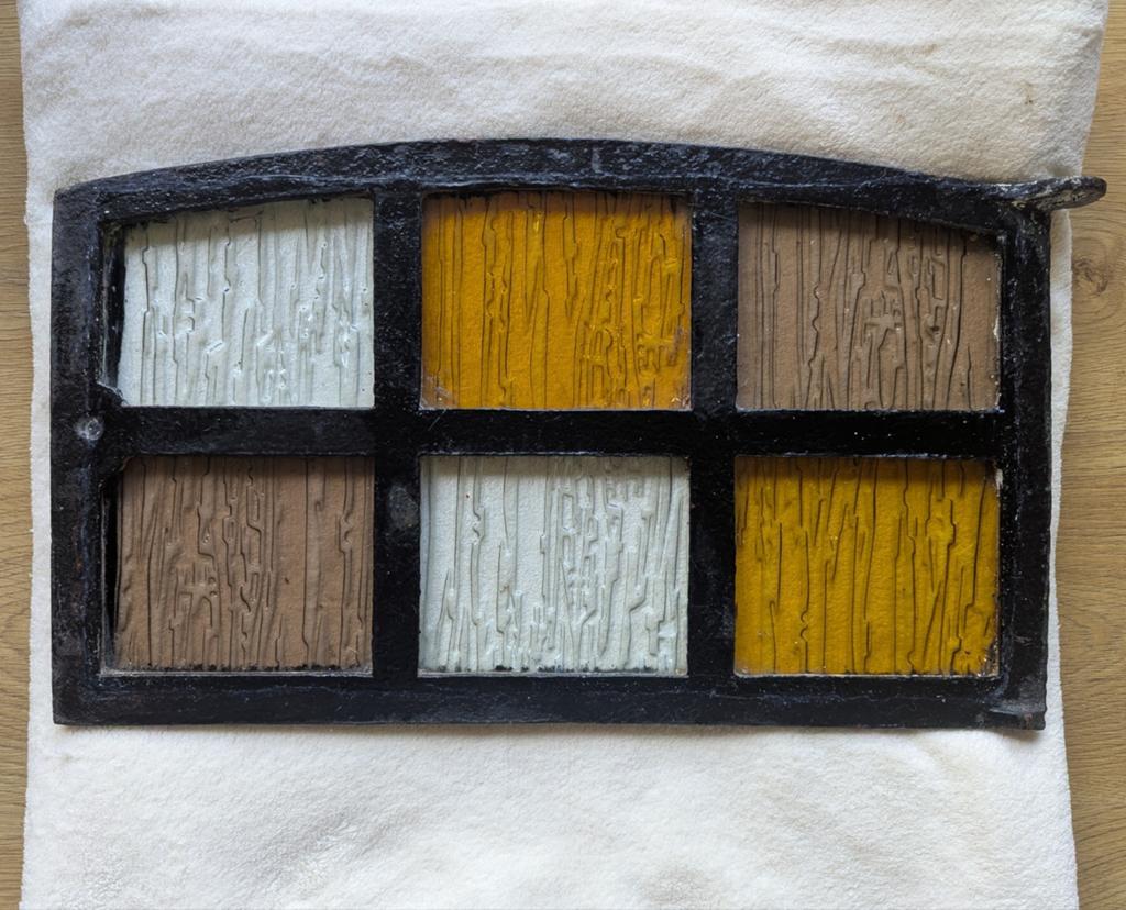 Gietijzeren stalraam met gekleurd glas, Ophalen