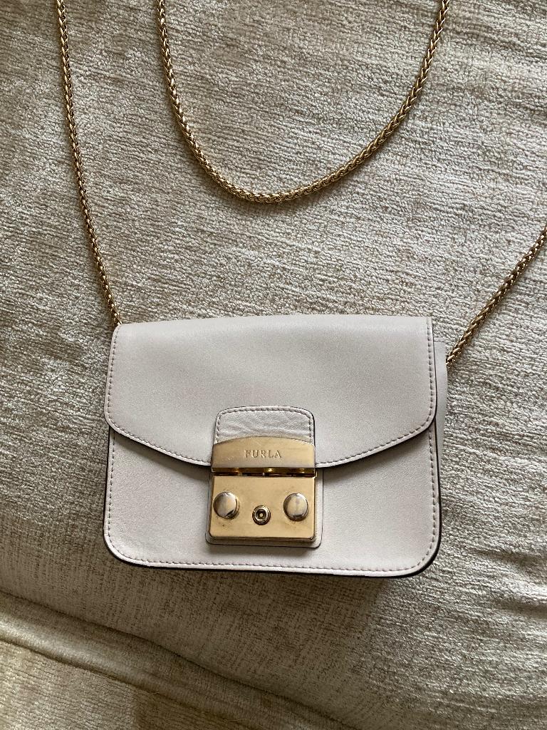 Furla Metropolis crossbody tas in taupe/nude kleur, Sieraden, Tassen en Uiterlijk, Tassen | Damestassen, Verzenden, Gebruikt, Overige kleuren
