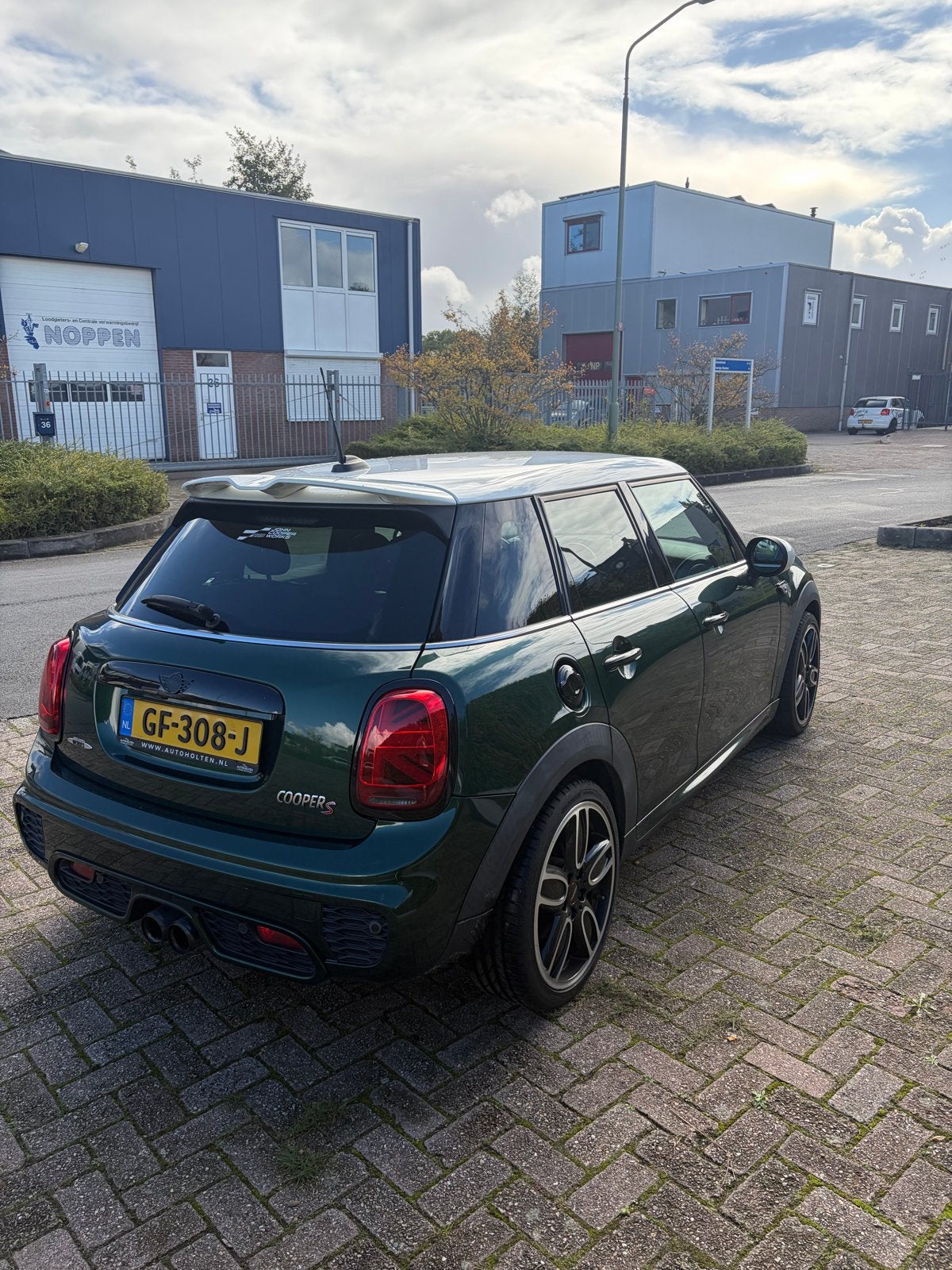 Mini 2.0 Cooper S 5D AUT 2015 Groen, Auto's, 1998 cc, Origineel Nederlands, Particulier, 57 €/maand