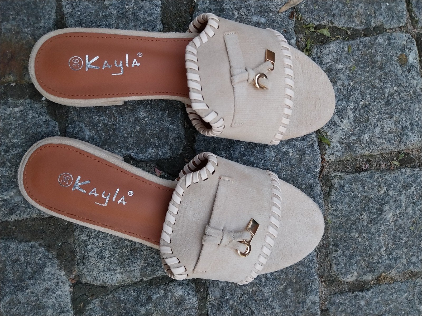 Nieuwe crèmekleurige slippers, Ophalen of Verzenden, Nieuw