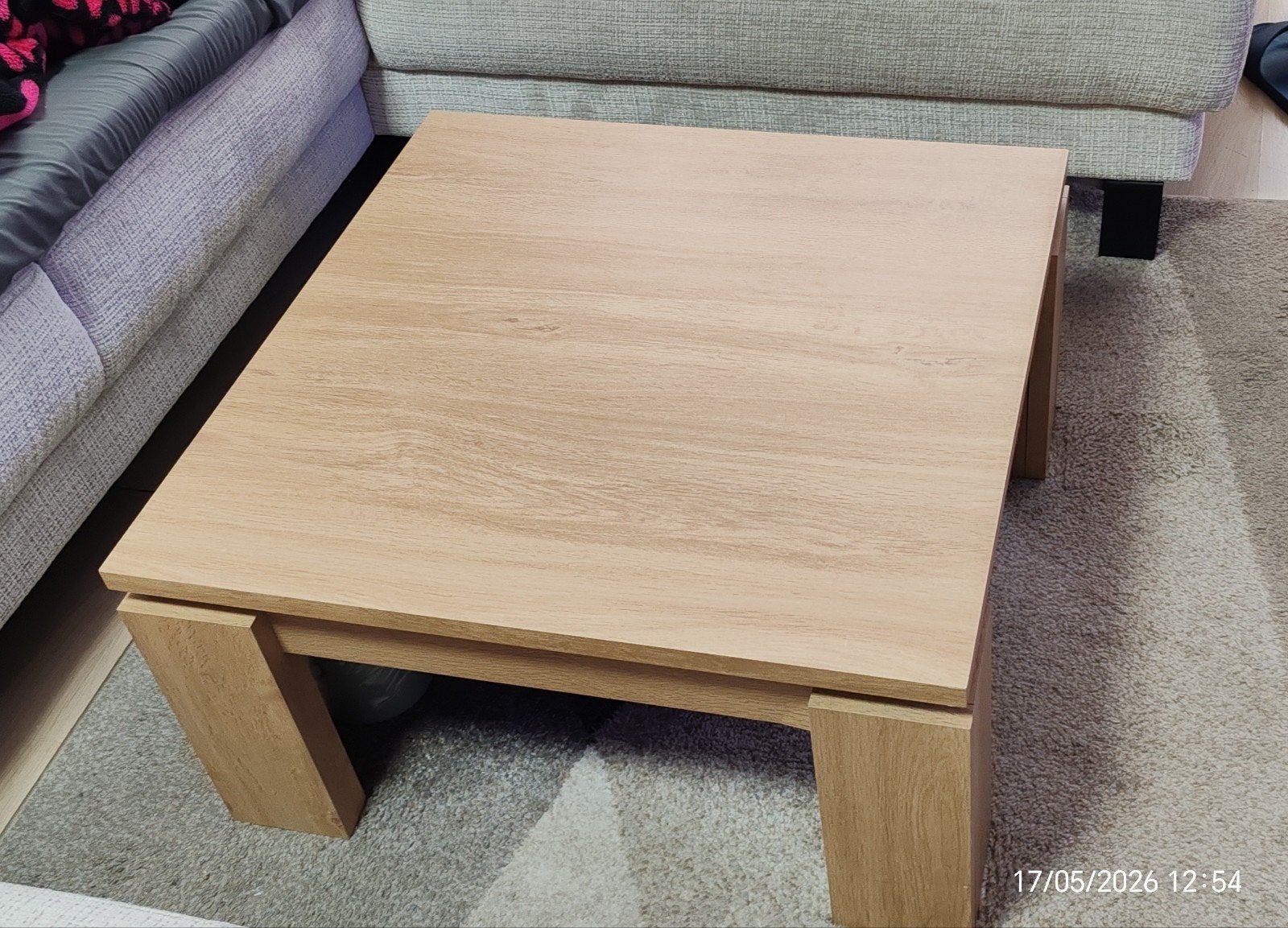 Two tables and a sofa, Ophalen
