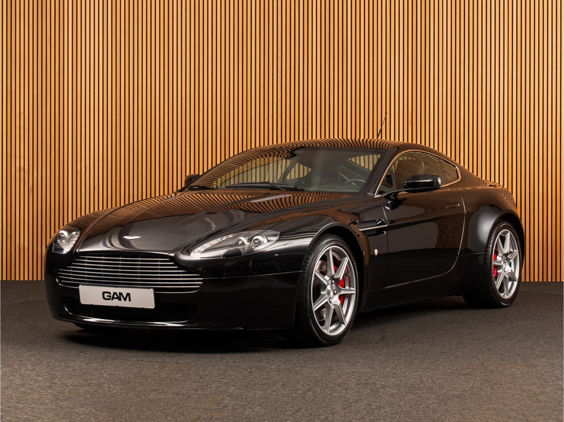Aston Martin V8 Vantage 4.3 V8 NL AUTO | 1ST OWNER | HANDGES, Achterwielaandrijving, Gebruikt, Zwart, Bedrijf