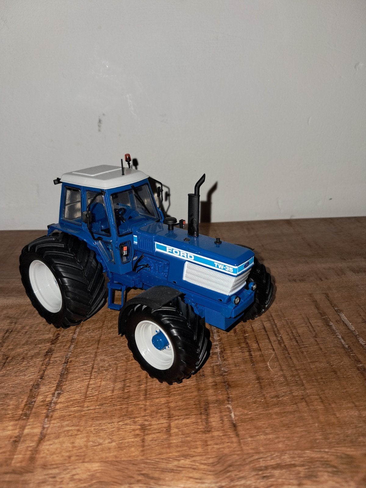 Ford TW 35 Limited Edition. Merk Universal Hobbies, Hobby en Vrije tijd, Modelauto's | 1:32, Ophalen of Verzenden, Zo goed als nieuw