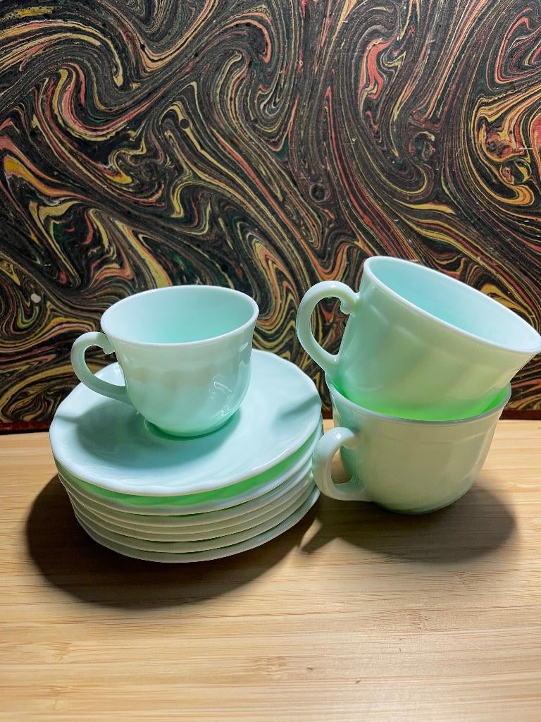 3 lichtgroene Duralex opaline melkglas koffiekopjes schotels, Huis en Inrichting, Keuken | Servies, Ophalen of Verzenden, Overige stijlen