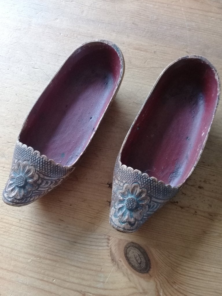 Oude houten klompjes met bloemmotief uit Bretagne, Antiek en Kunst, Antiek | Keramiek en Aardewerk, Ophalen of Verzenden