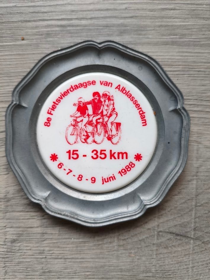 Tinnen plaquette 8e fietsvierdaagse Alblasserdam 1988, Ophalen of Verzenden, Overige materialen, Nederland