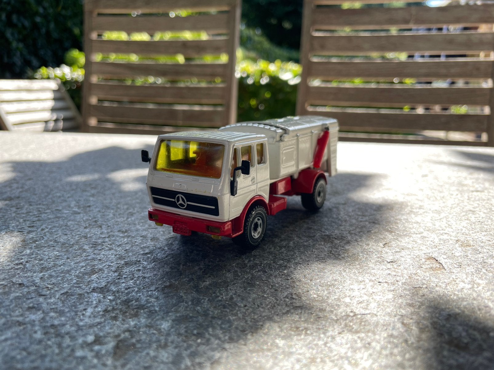 Siku 2511 - Mercedes 2232 vuilniswagen wit, Hobby en Vrije tijd, Modelauto's | 1:50, Ophalen of Verzenden, Nieuw, Bus of Vrachtwagen