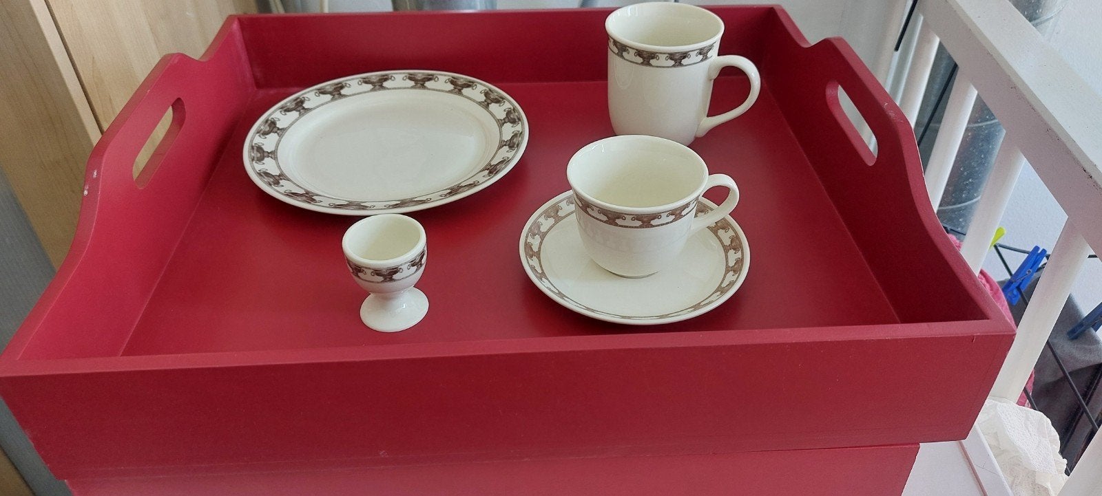 4 persoons Vintage servies set op rood dienblad, Ophalen, Gebruikt, Keramiek, Vintage