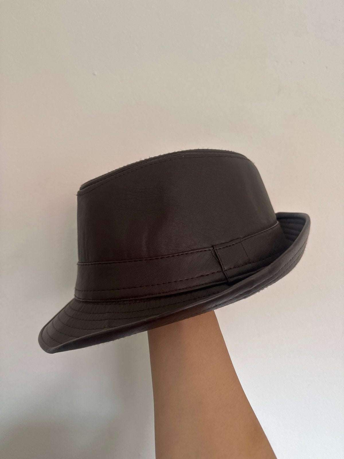 Bruine fedora hoed van imitatieleer, maat 58, Ophalen of Verzenden, Zo goed als nieuw, Hoed