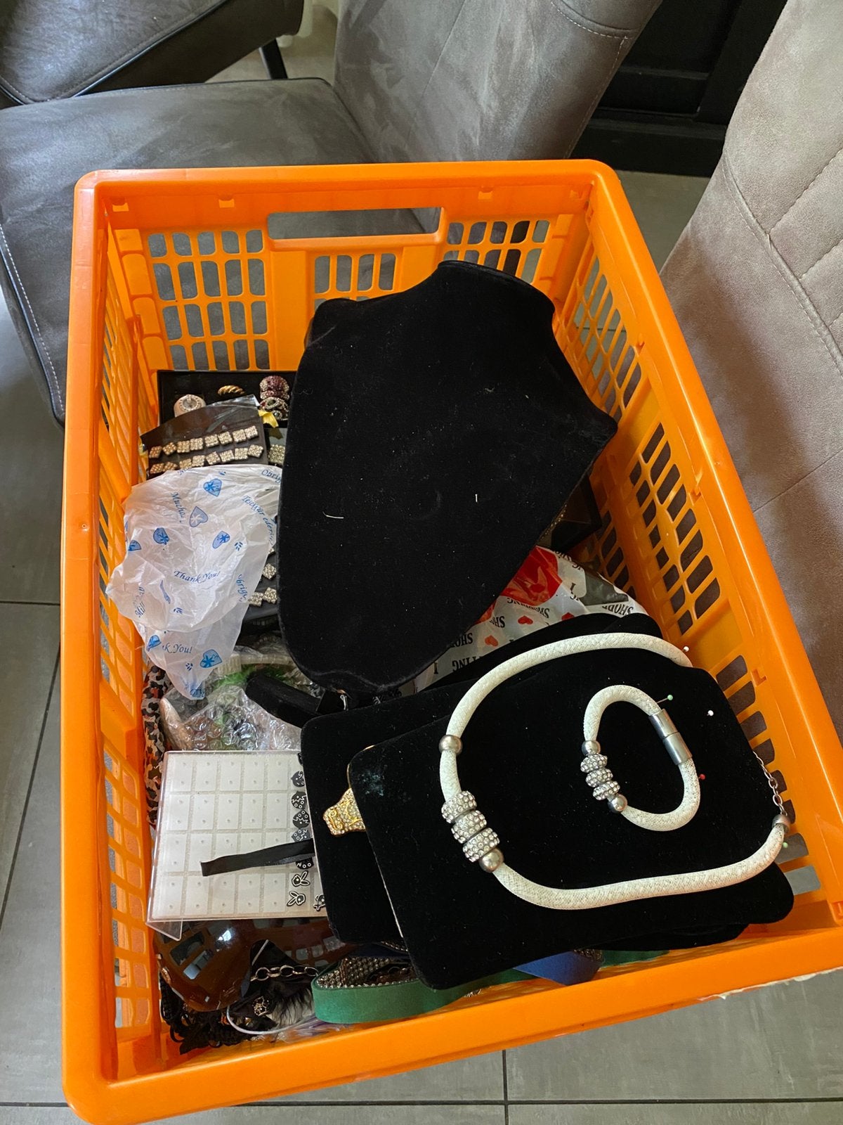 Een kratje vol met sieraden, Ophalen of Verzenden, Overige kleuren, Overige materialen