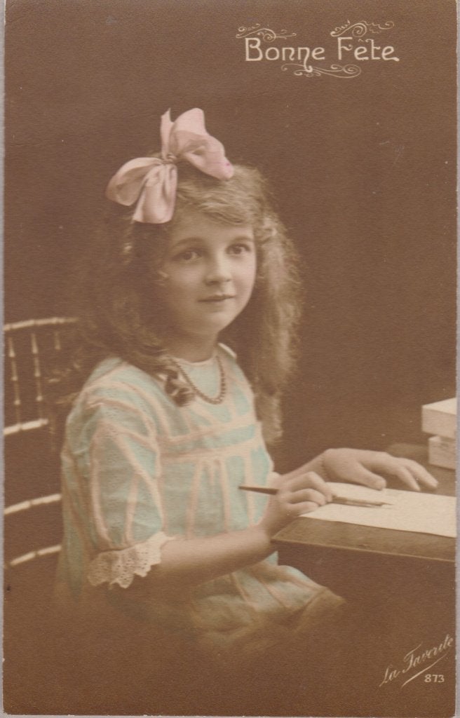 Meisje lang haar aan bureau. Fraaie oude AK. 1918, Ophalen of Verzenden, Voor 1920, Gelopen, Kinderen