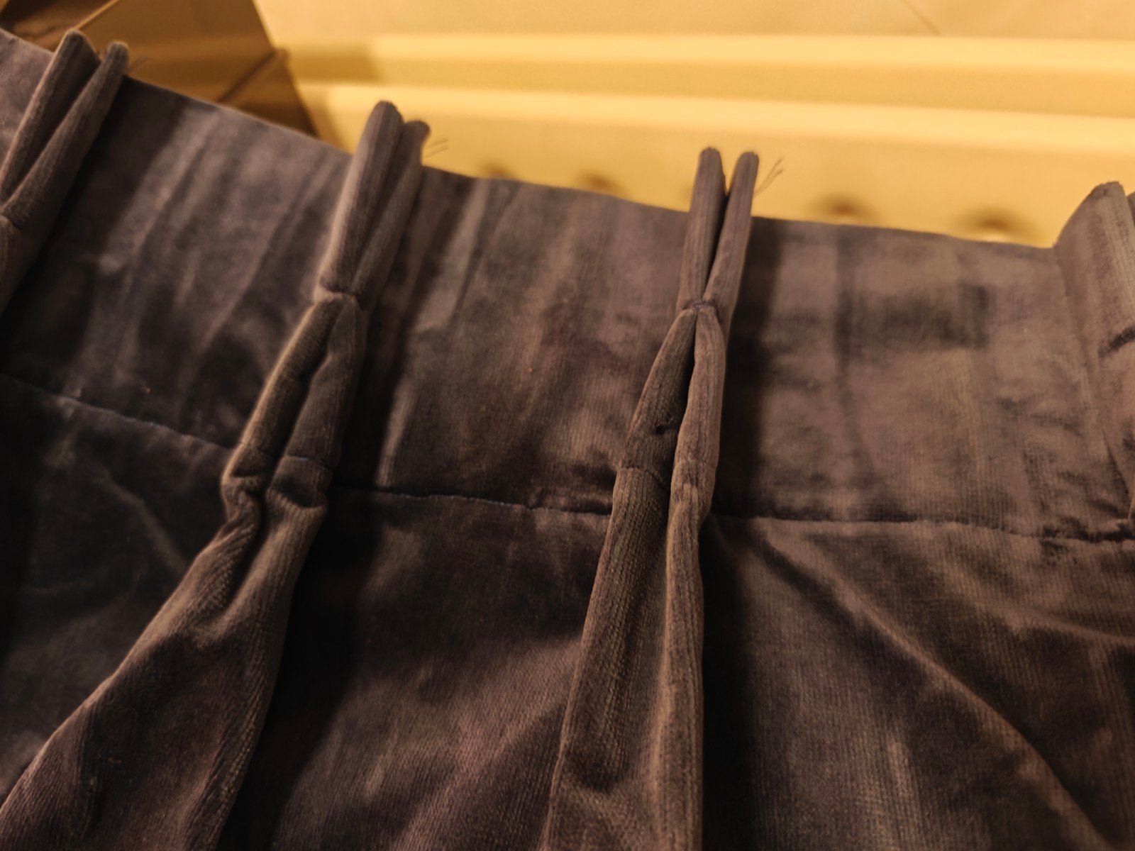 Donkerblauwe fluwelen gordijnen met plooien, Ophalen, Blauw, Fluweel, Plooiafwerking