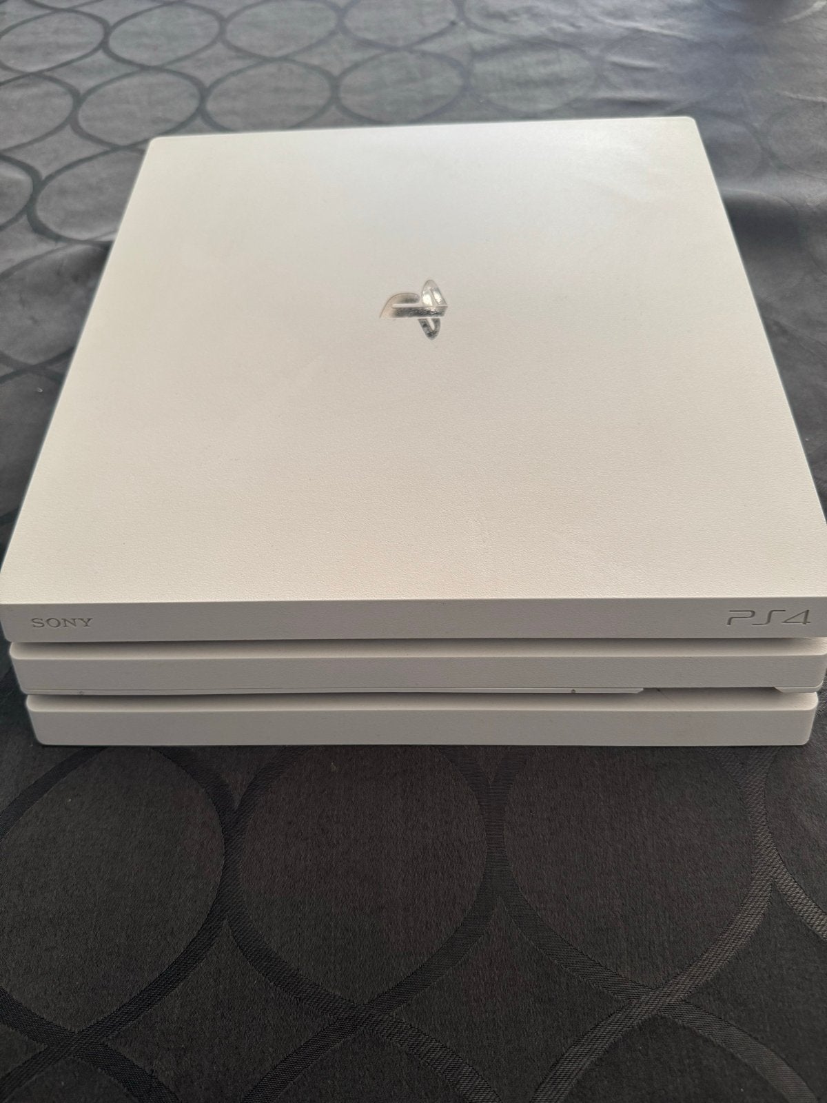 PlayStation 4 Pro Wit met 2 controllers + 12 games, Spelcomputers en Games, Spelcomputers | Sony PlayStation 4, Ophalen, Gebruikt