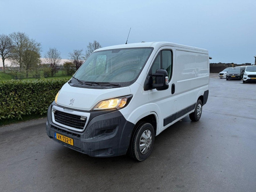Peugeot Boxer L1h1 130 PK * APK NIEUW * Trekhaak, Auto's, Bestelauto's, Euro 5, Zwart, 4 cilinders, Leder en Stof