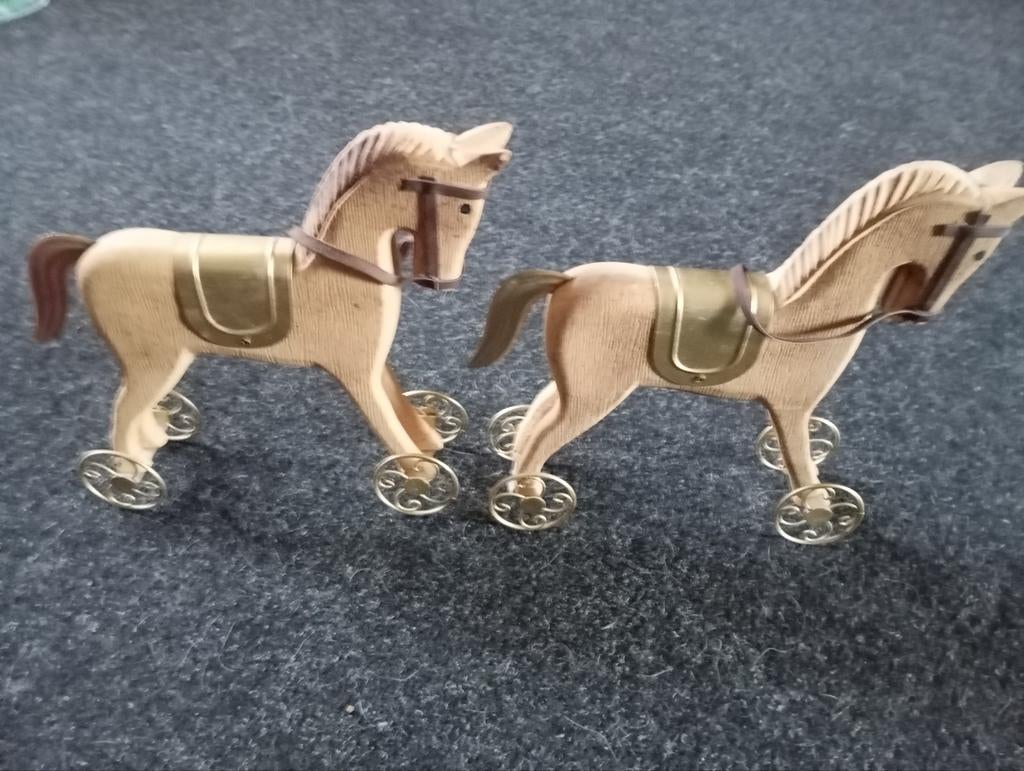 Twee decoratieve houten paarden op wieltjes, Ophalen