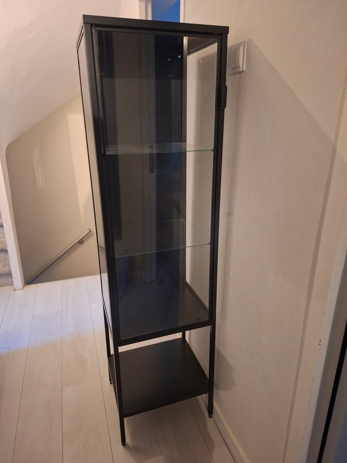 IKEA RUDSTA Vitrinekast - Antraciet, Zo goed als nieuw, Huis en Inrichting, Ophalen, Minder dan 50 cm, Met deur(en), Modern, Industrieel