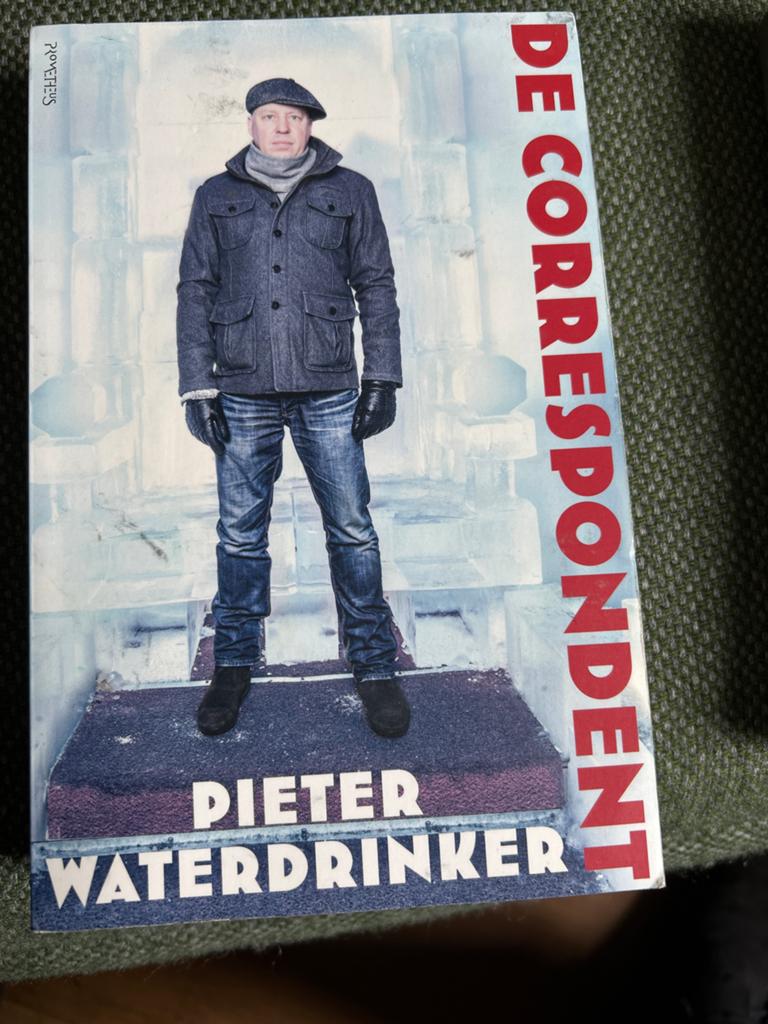 De Correspondent - Pieter Waterdrinker (Roman), Ophalen of Verzenden, Gelezen, Nederland