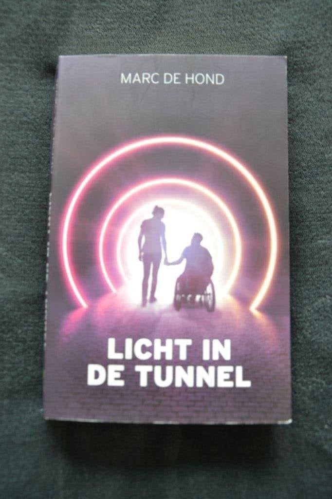 Marc de hond - licht in de tunnel., Ophalen, Zo goed als nieuw, Marc de hond, Nederland