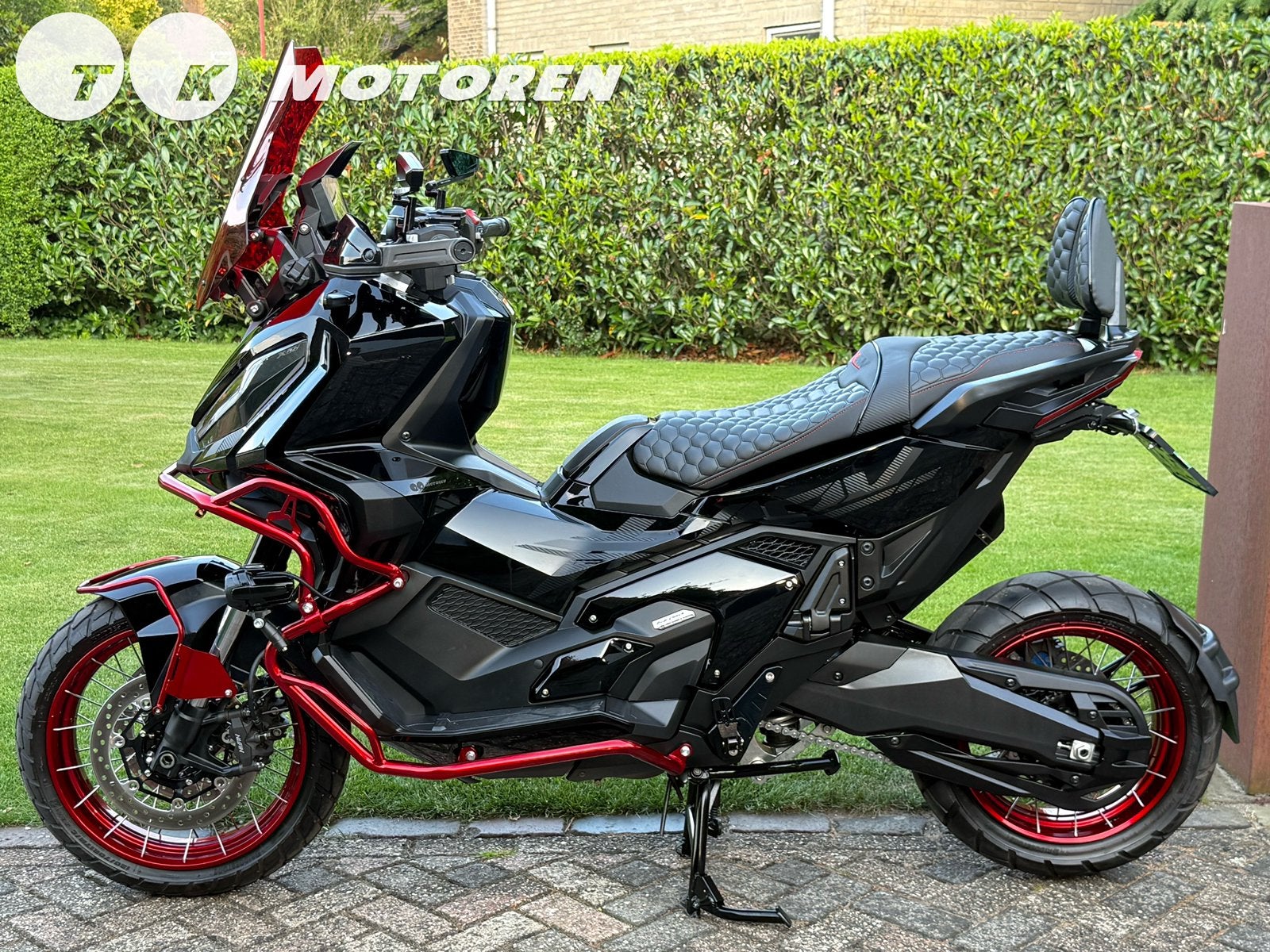 ⭐️ CUSTOM Honda XADV 750 BLACK / CANDY RED TK SPECIAL ! BTW, 750 cc, Occasion, Motorrijbewijs A, Bedrijf