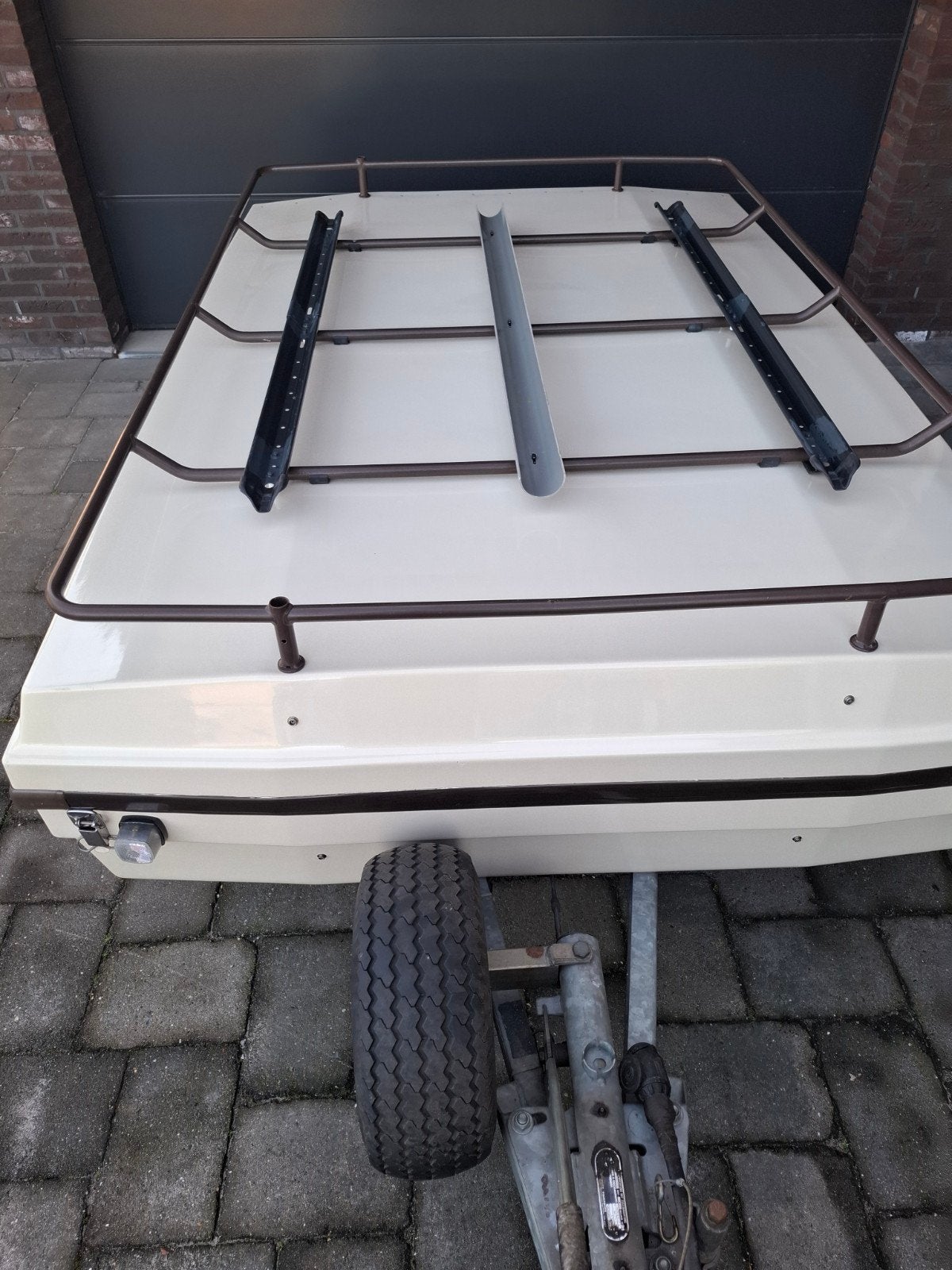 Dichte aanhanger lege camplet, Ophalen