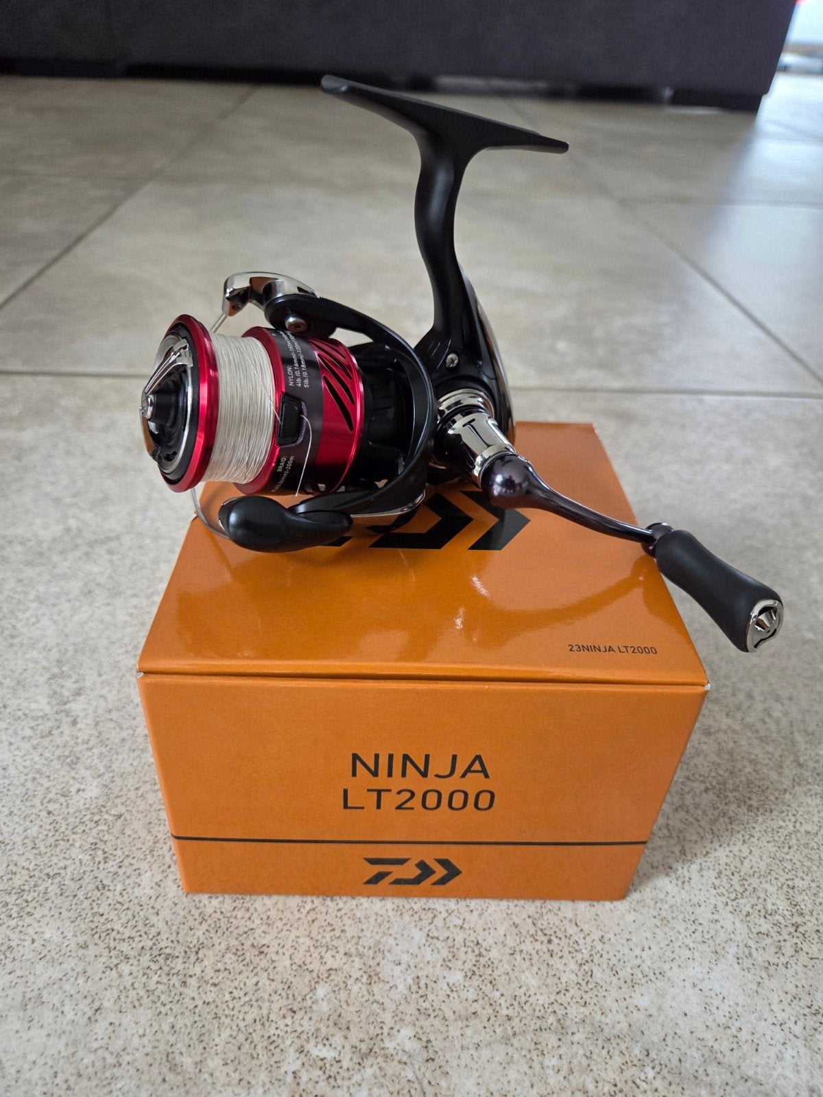 Daiwa 23 Ninja LT2000 incl Daiwa J-Braid 0.10 grey, Ophalen of Verzenden, Zo goed als nieuw, Molen