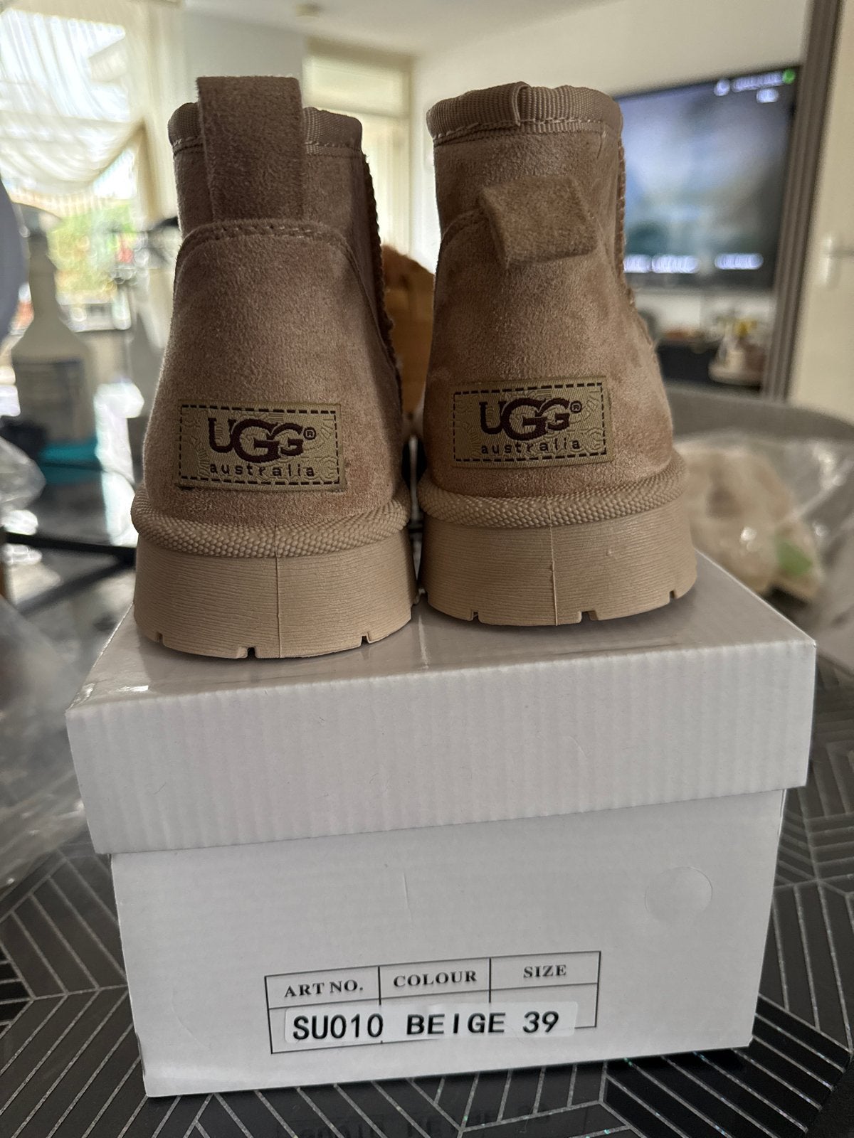 Uggs SU010 Beige - Maten 38 en 39 beschikbaar, Ophalen of Verzenden, Nieuw, Beige, Lage of Enkellaarzen
