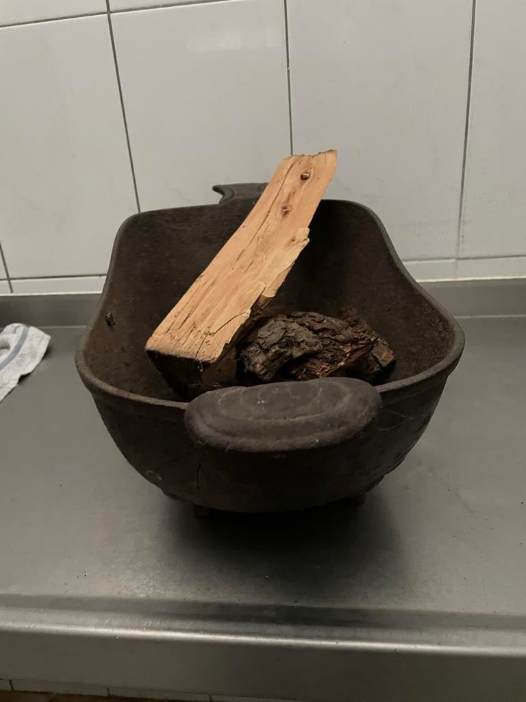Oude gietijzeren kolen of houtbak, Ophalen of Verzenden