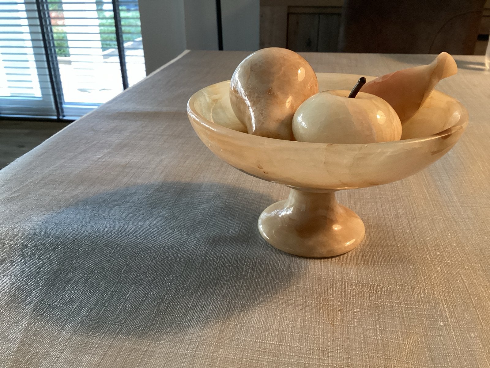 Decoratieve schaal met marmeren fruit,hoog 9 cm, Beige, Ophalen of Verzenden, Steen/keramiek, Klassiek