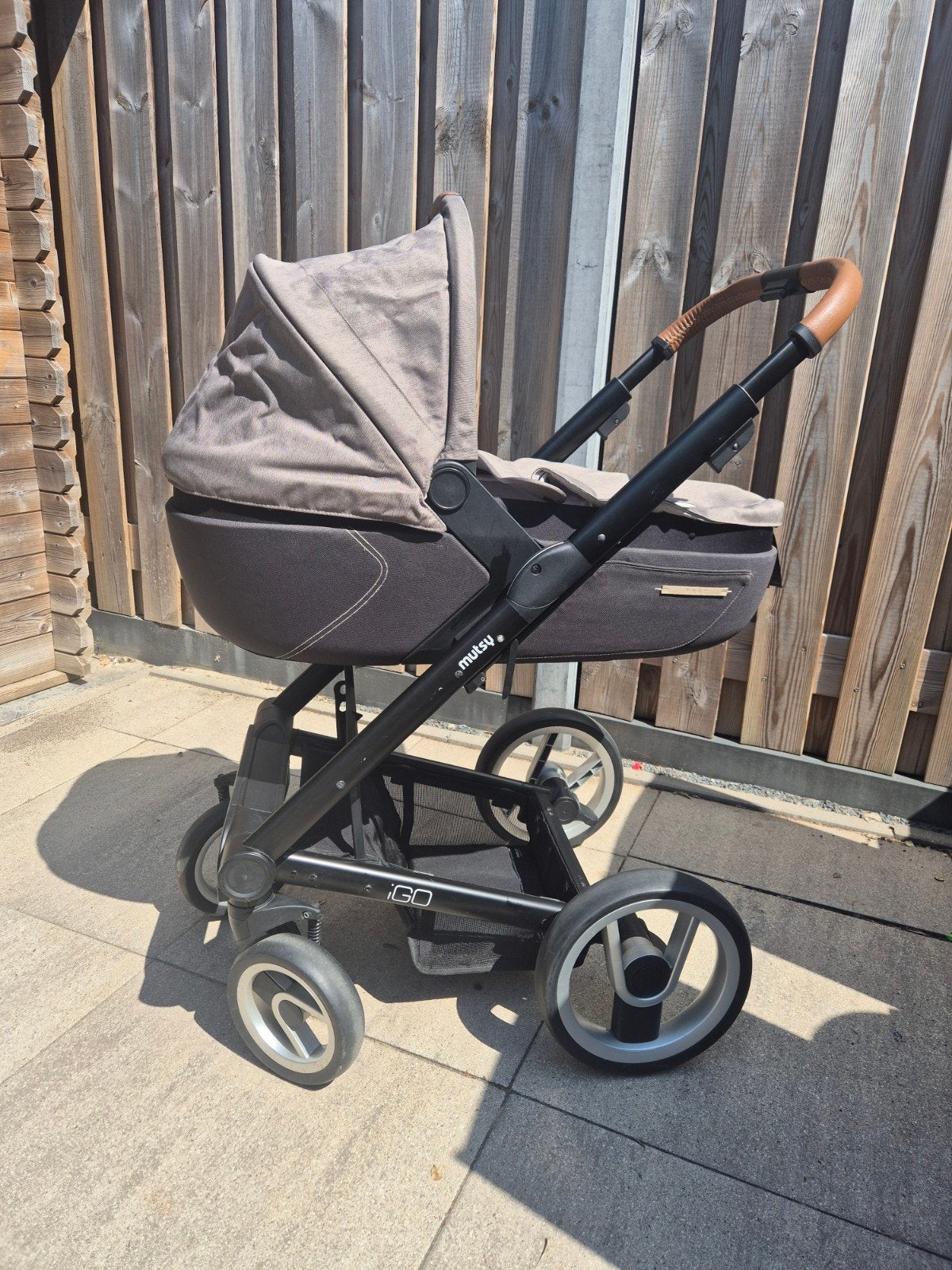 Mutsy Igo kinderwagen met reiswieg, paraplu en bekerhouder, Ophalen, Zo goed als nieuw, Combiwagen, Mutsy