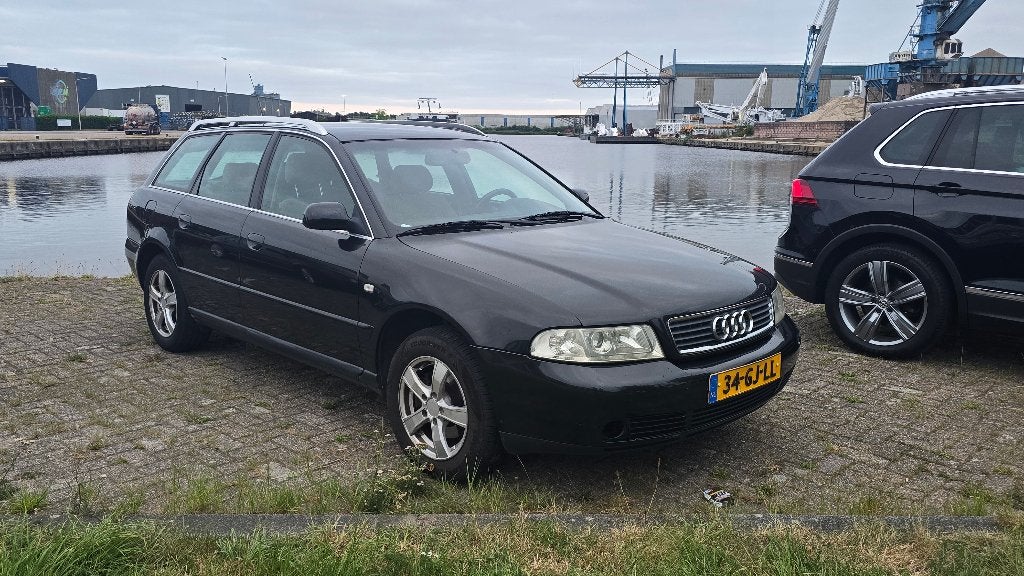 AUDI A4 Avant 1.6 | Benzine | Airco | CruiseControl | 236000, Auto's, Audi, 4 cilinders, A4, Zwart, Onderhoudsboekje