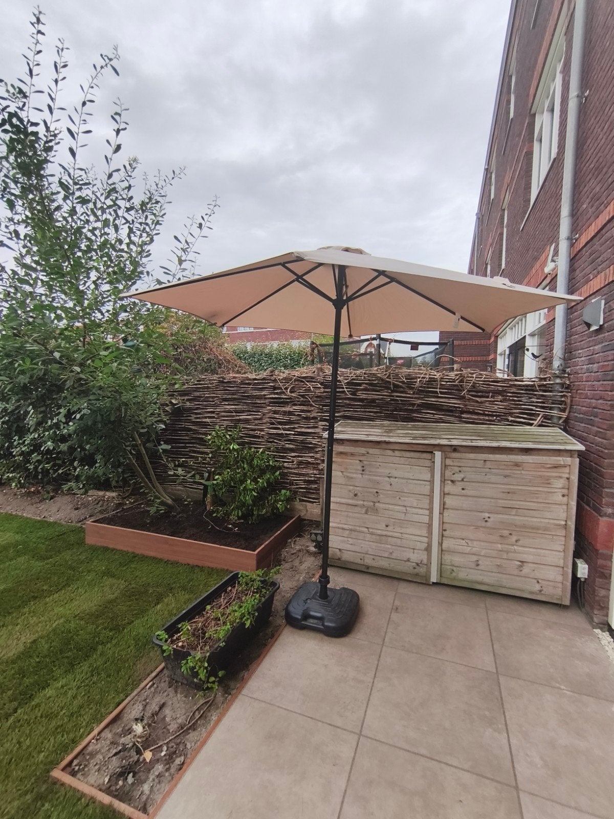Parasol met voet - Ideaal voor tuin of terras, Tuin en Terras, Parasols, Ophalen of Verzenden, Gebruikt, 2 tot 3 meter, Stokparasol