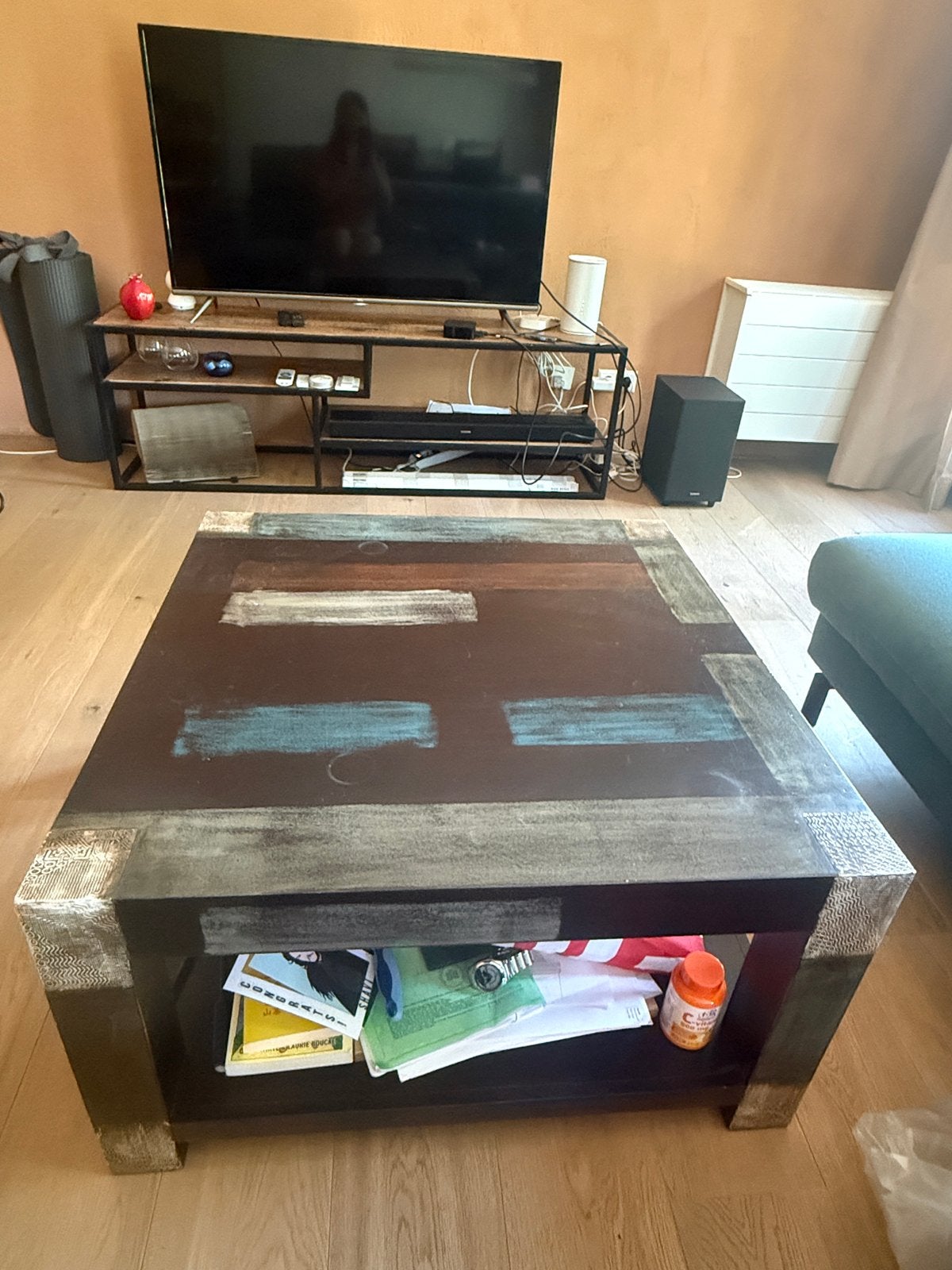 Mangohout salontafel met houtsnijwerk en opbergruimte, Huis en Inrichting, Tafels | Salontafels, Ophalen, Gebruikt, 100 tot 150 cm