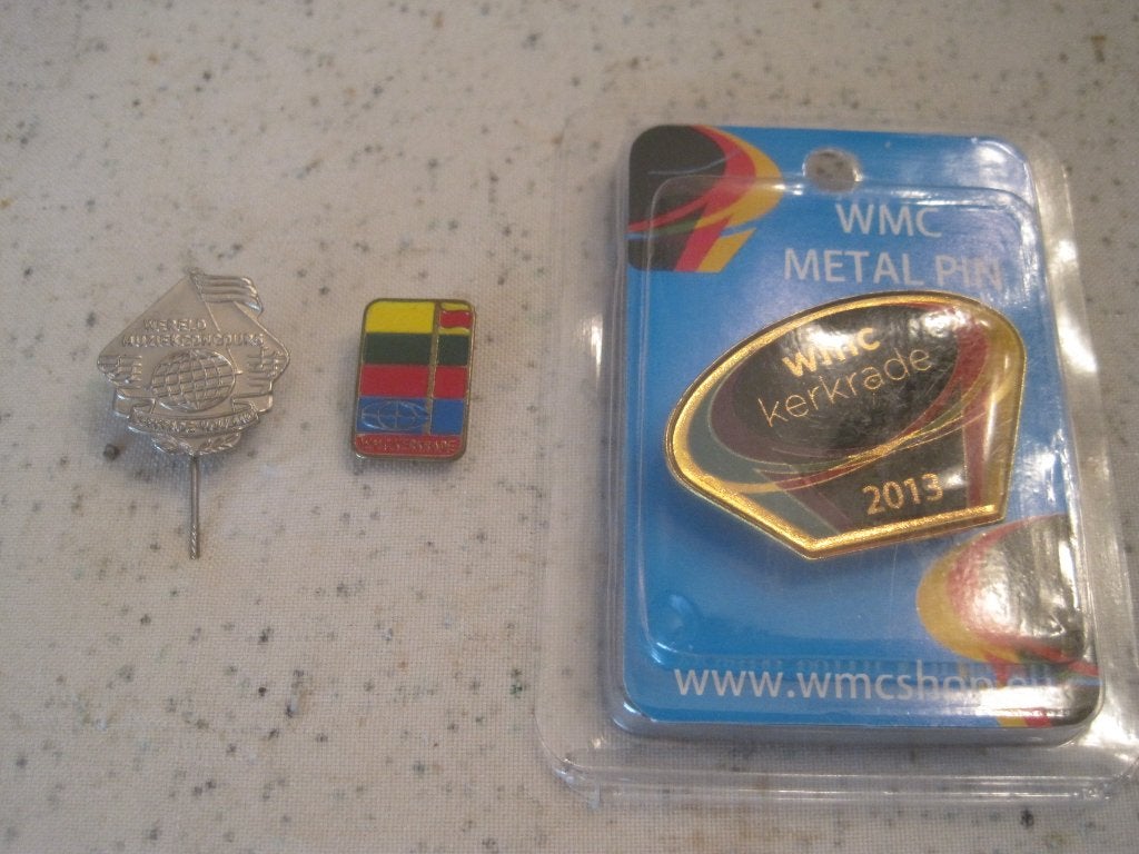 2 oude wmc speldjes en pin 2013, Verzamelen, Ophalen of Verzenden, Zo goed als nieuw, Overige onderwerpen