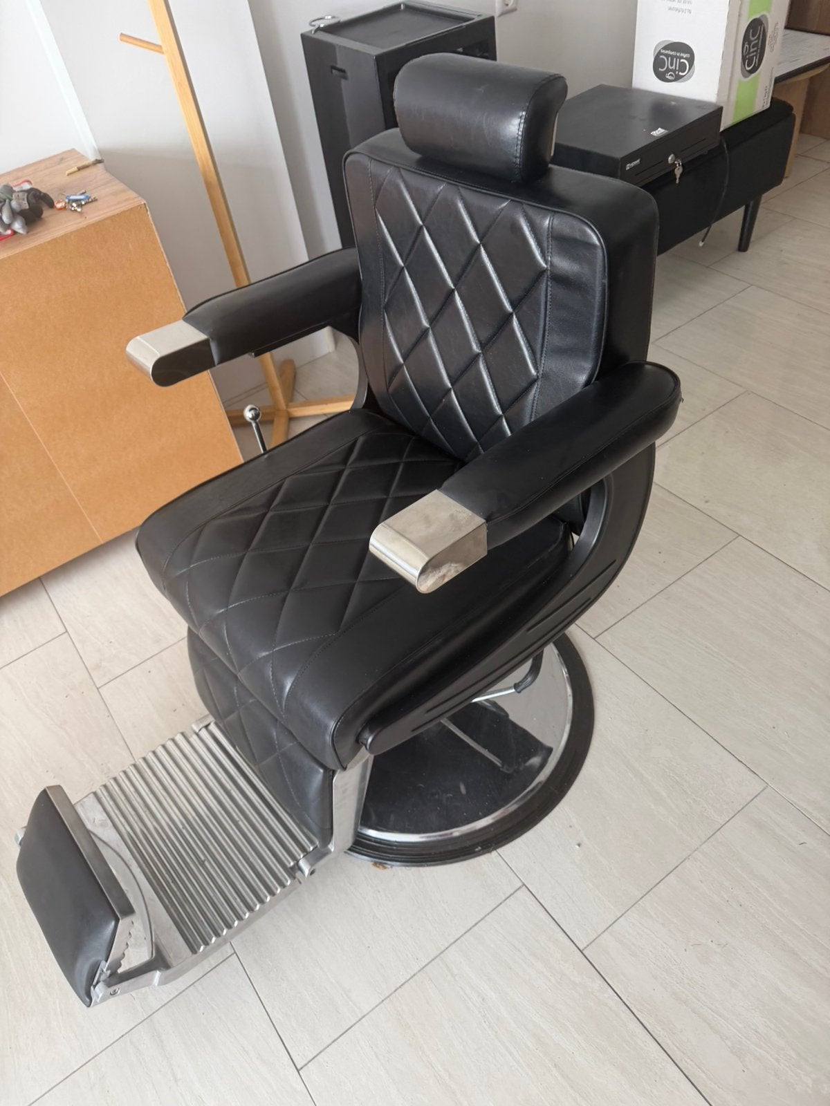 : 2 nieuwe professionele barberstoelen / kappersstoelen