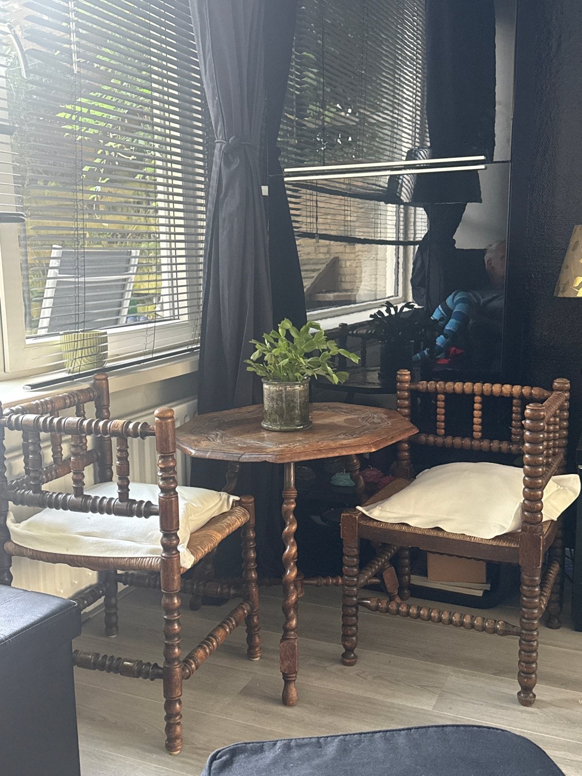 Antieke houten tafel met 2 stoelen,  bieden, Ophalen