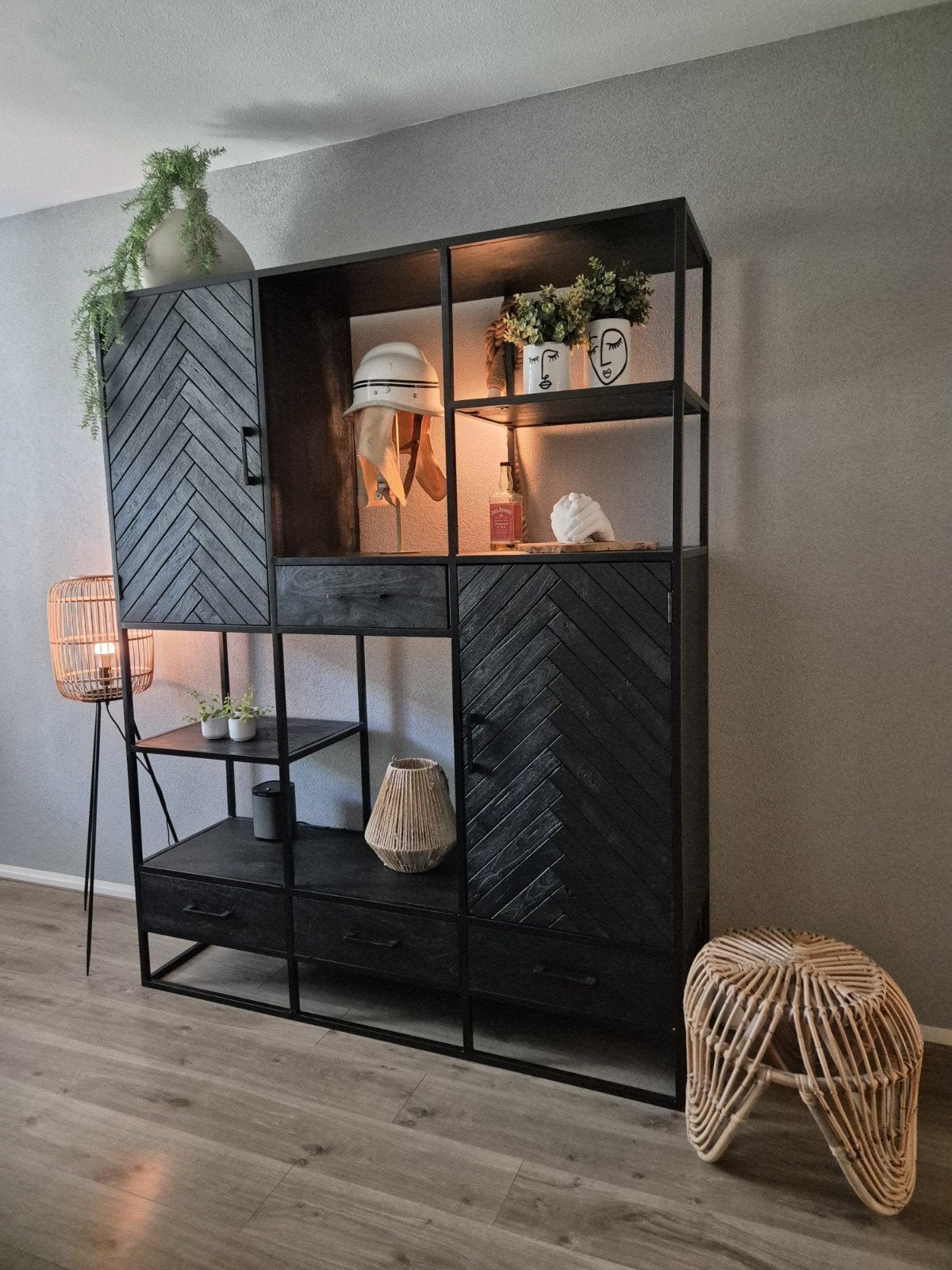 Zwarte industriële kast met houten visgraatmotief, Ophalen, Met deur(en), 200 cm of meer, 150 tot 200 cm