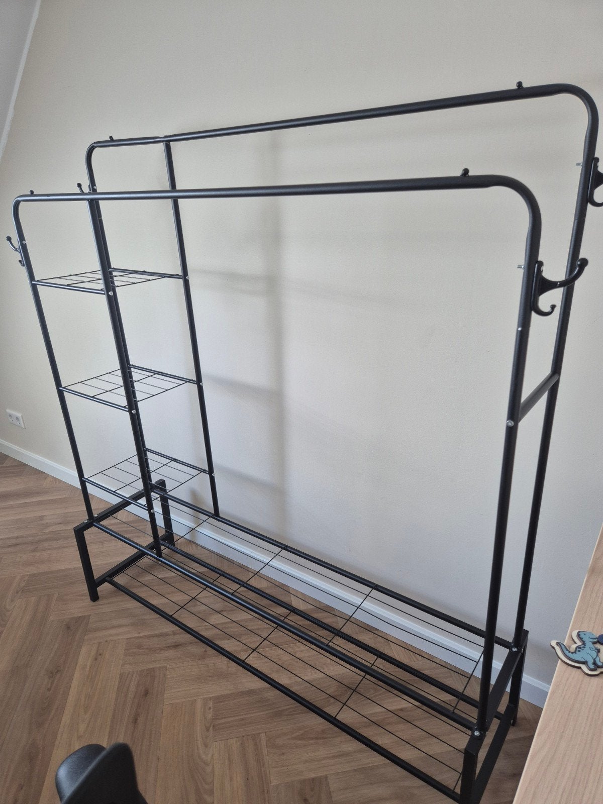 Zwart metalen kledingrek met planken en schoenenrek, Ophalen, Zo goed als nieuw