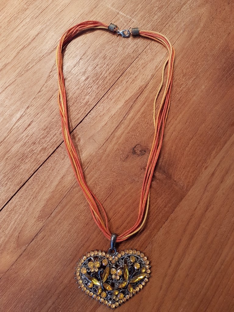 Oranje ketting met hartvorm hanger, Oranje, Ophalen of Verzenden, Zo goed als nieuw, Overige materialen