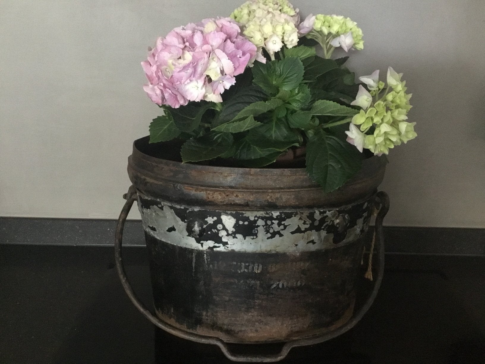 Brocante oude zware emmer met hengsel, Ophalen of Verzenden, Zo goed als nieuw, Rond, Overige materialen