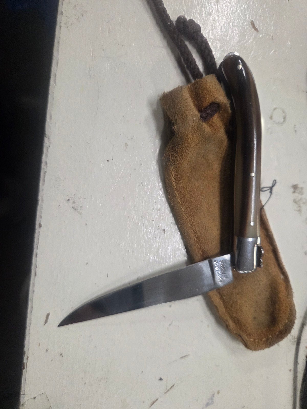 Laguiole zakmes met hoornen handvat en leren etui, Ophalen of Verzenden, Overige soorten, Overige gebieden, Mes of Dolk