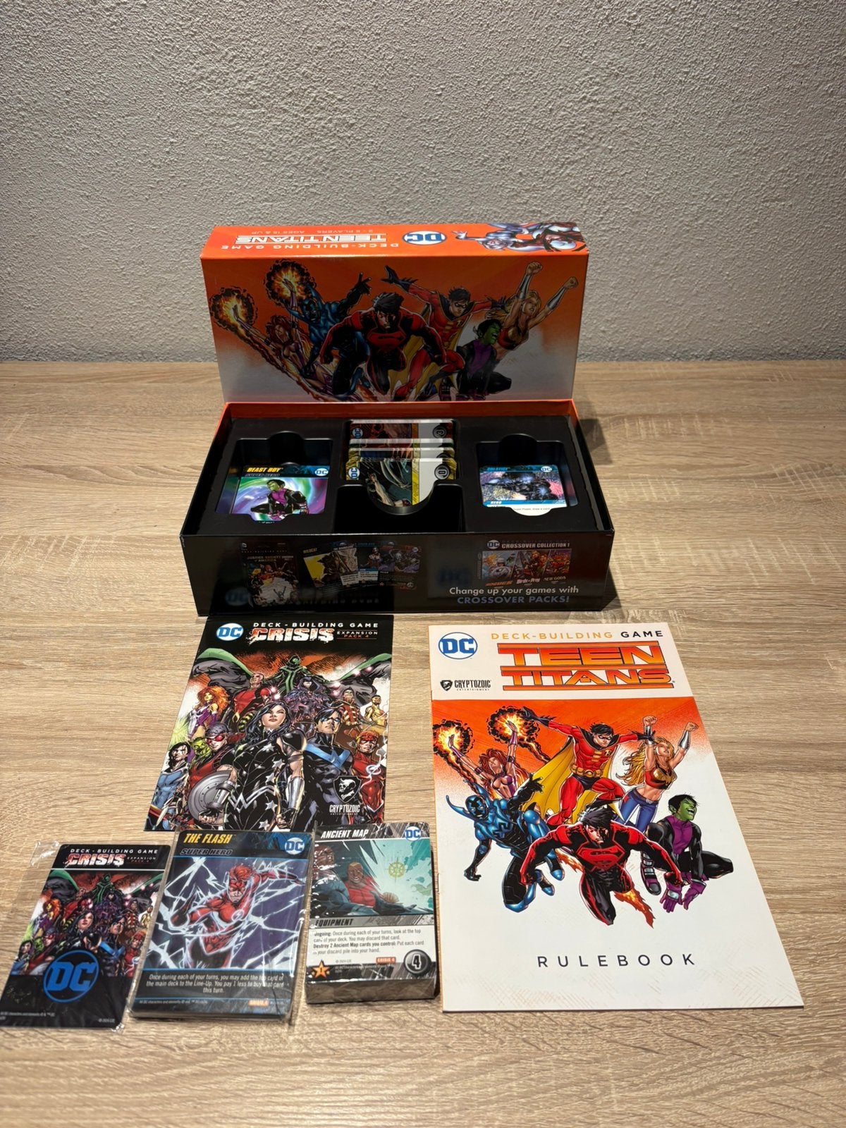 DC Deck Building Game Teen Titans met Crisis 4 Uitbreiding, Ophalen of Verzenden, Zo goed als nieuw