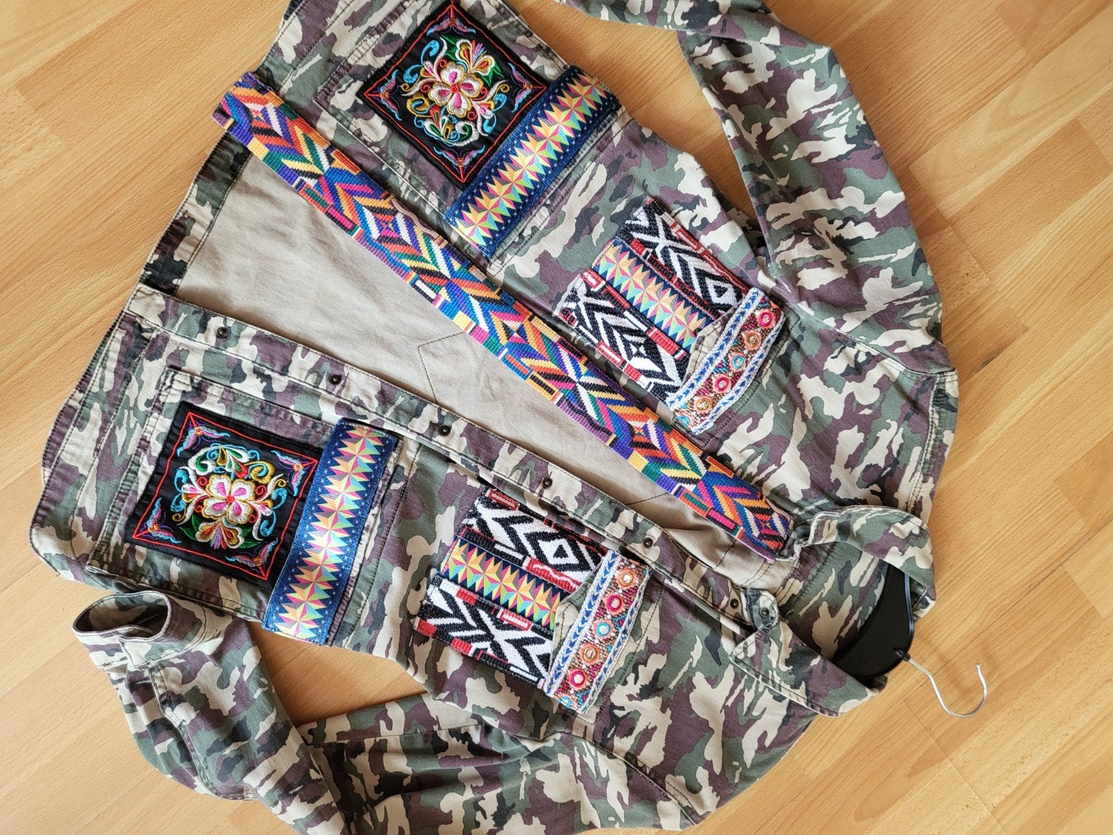 Only camouflage jasje met borduursels maat 38, Maat 38/40 (M), Only, Ophalen of Verzenden, Zo goed als nieuw