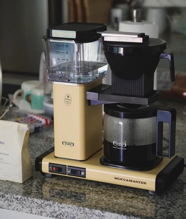 Moccamaster Koffiezetapparaat - Butter Yellow, zo goed als n, Witgoed en Apparatuur, 10 kopjes of meer, Koffiemachine, Gemalen koffie