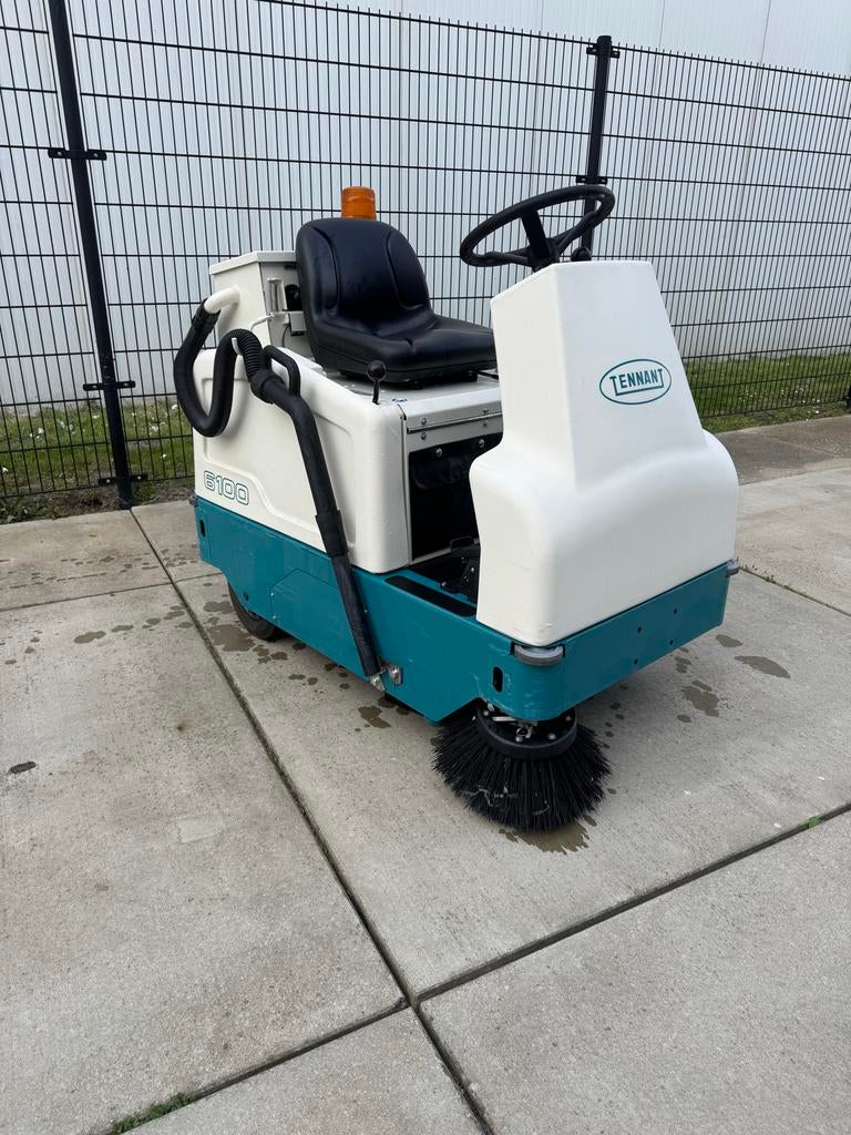 Tennant 6100 Veegmachine - Compact en Krachtig, Ophalen, Zo goed als nieuw