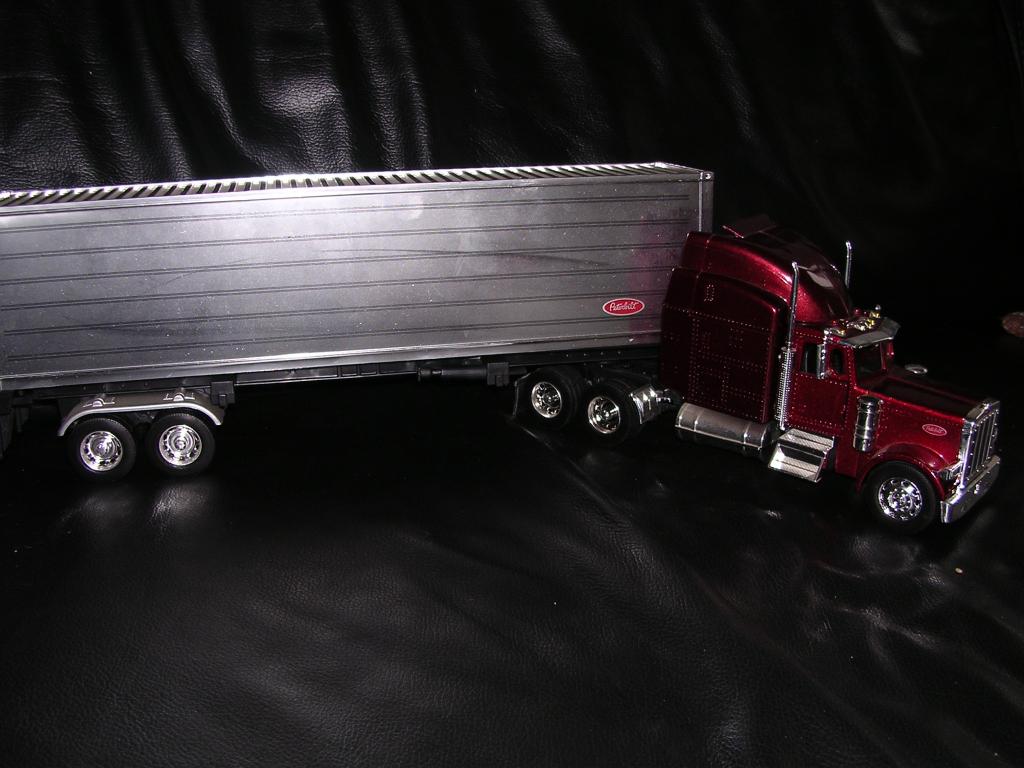Peterbilt 1:32 paars, Ophalen of Verzenden, Zo goed als nieuw, Bus of Vrachtwagen, Overige merken